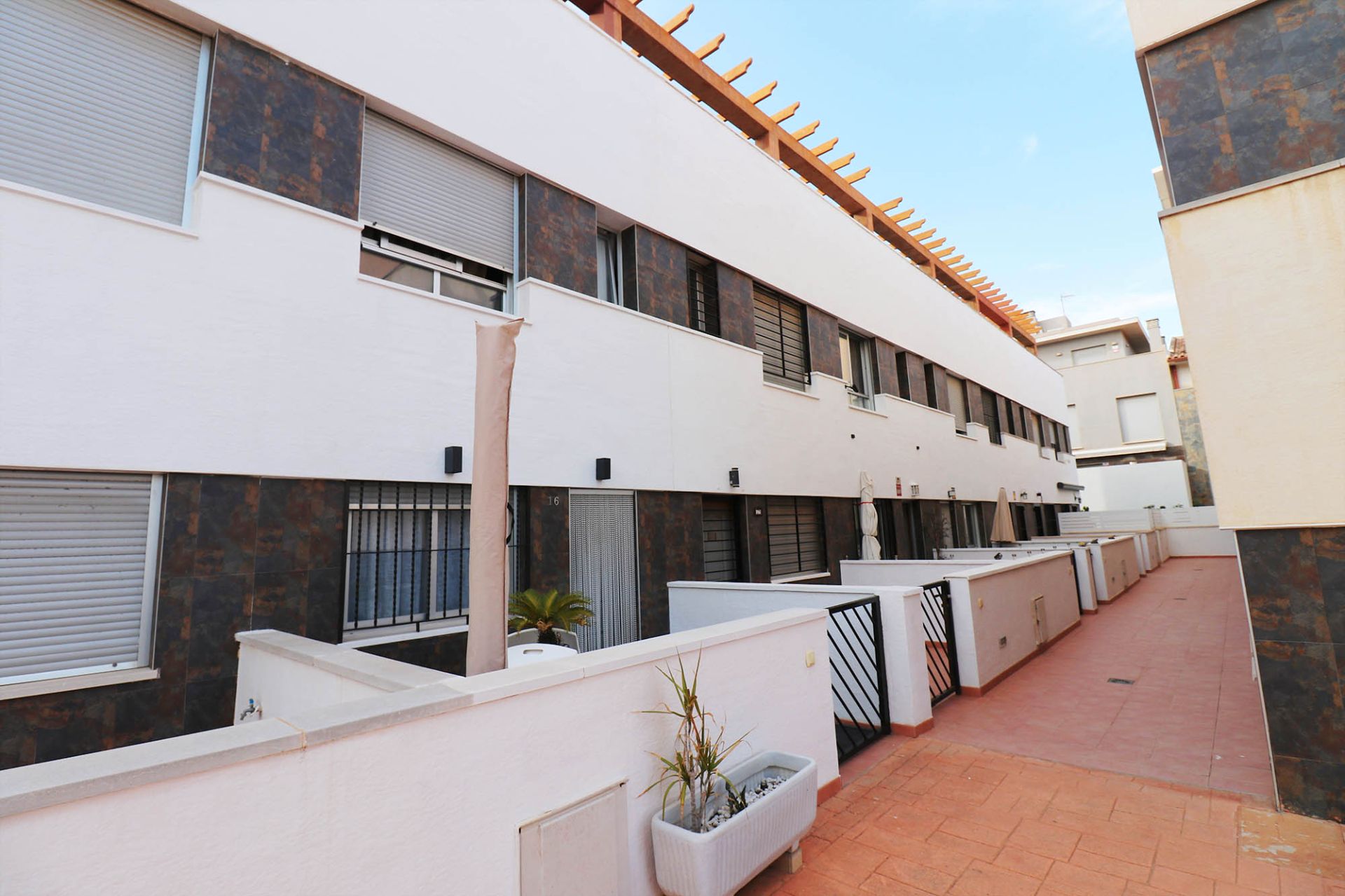 Exterior view of House or chalet for sale in Guardamar del Segura  with Air Conditioner, Heating and Terrace