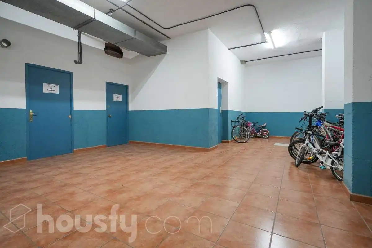 Parking de Piso en venta en Madrid con Aire acondicionado, Calefacción y Jardín privado