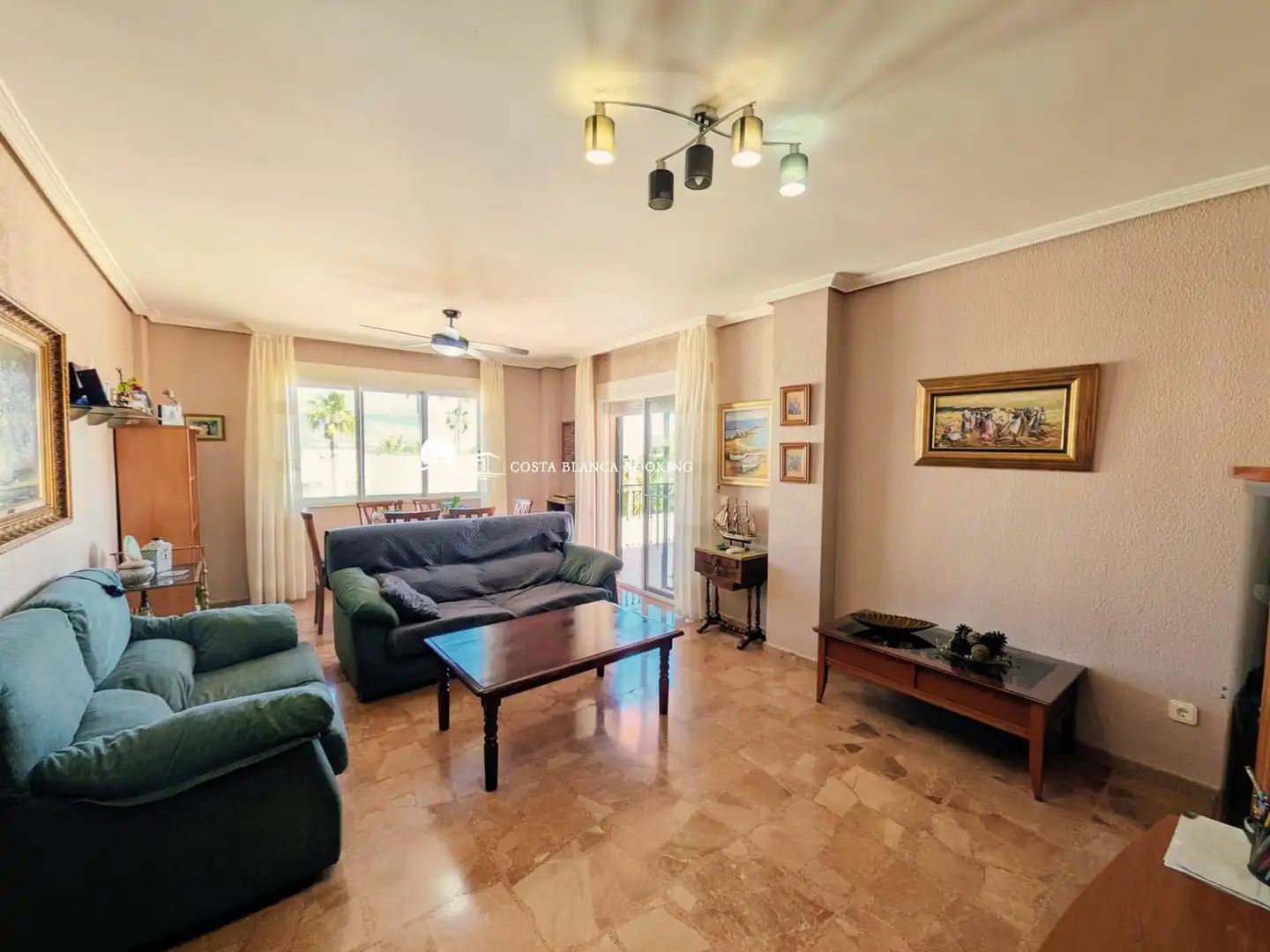 Sala d'estar de Casa o xalet en venda en L'Alfàs del Pi amb Aire condicionat, Jardí privat i Terrassa
