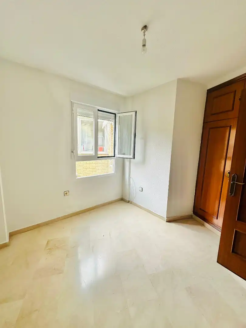 Bedroom of Flat for rent in Granada  with Air Conditioner, Heating and Washing machine