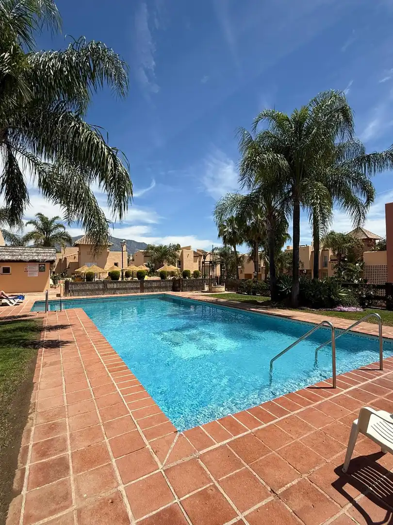 Piscina de Casa adosada en venta en Marbella con Aire acondicionado, Jardín privado y Terraza