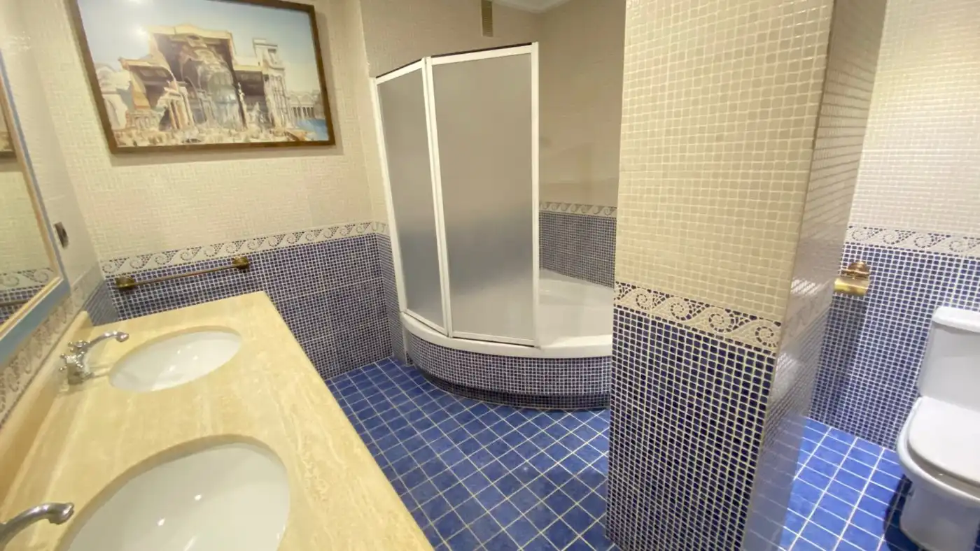 Badezimmer von Dachboden zum Verkauf in Silla mit Klimaanlage, Heizung und Parkett