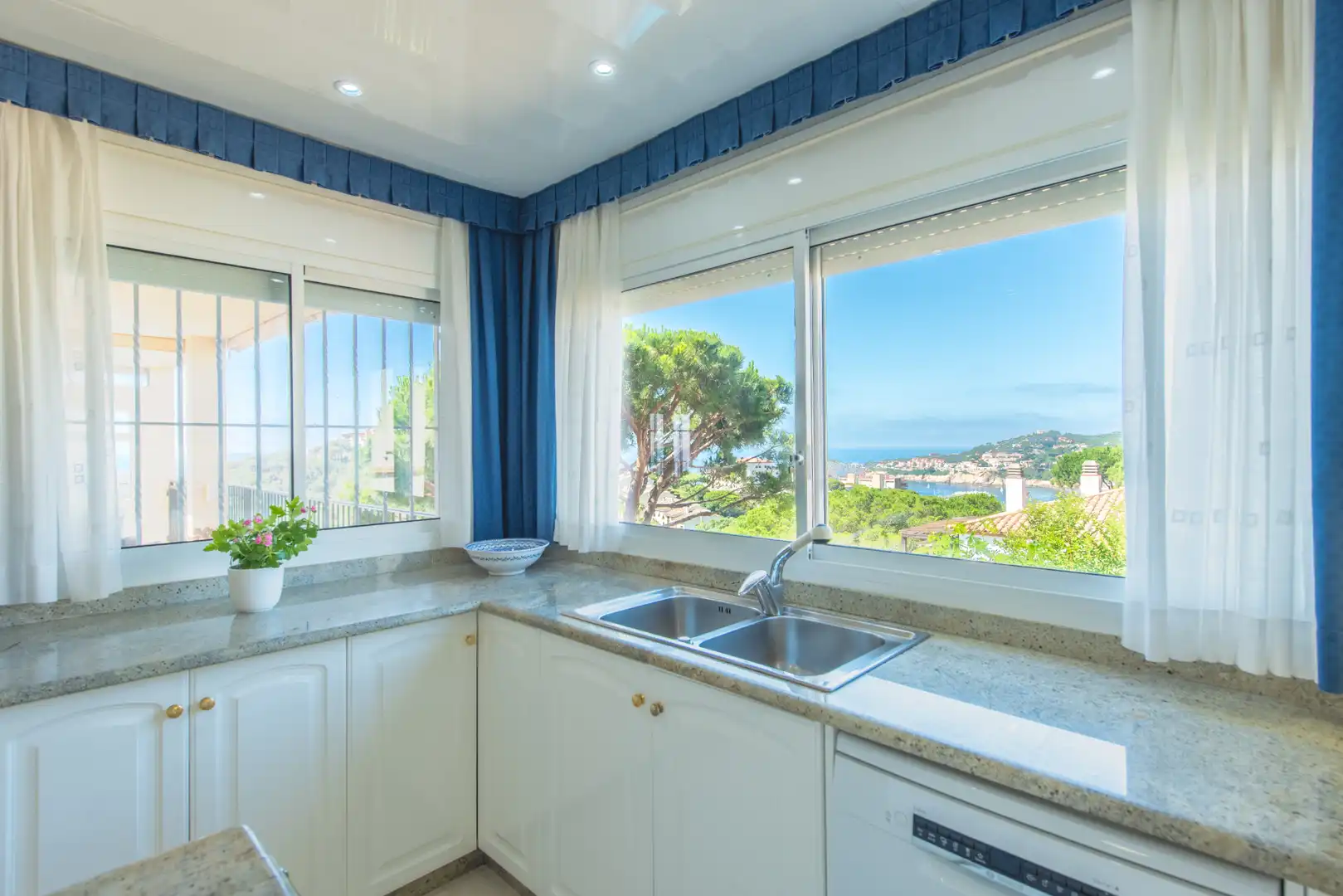 Cuina de Casa o xalet en venda en Sant Feliu de Guíxols amb Aire condicionat, Calefacció i Jardí privat