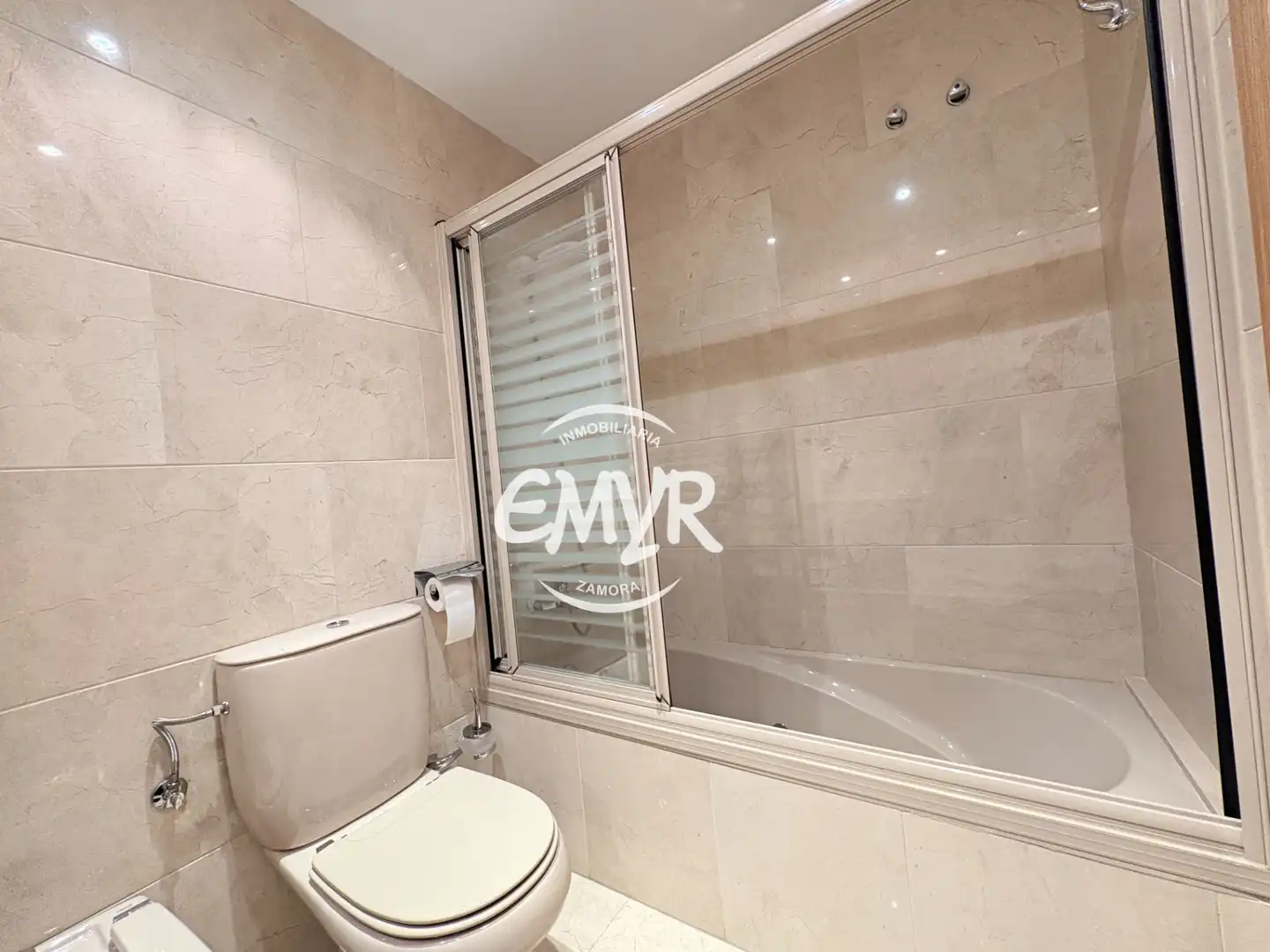 Bathroom of Flat for sale in Zamora Capital   with Heating, Parquet flooring and Terrace