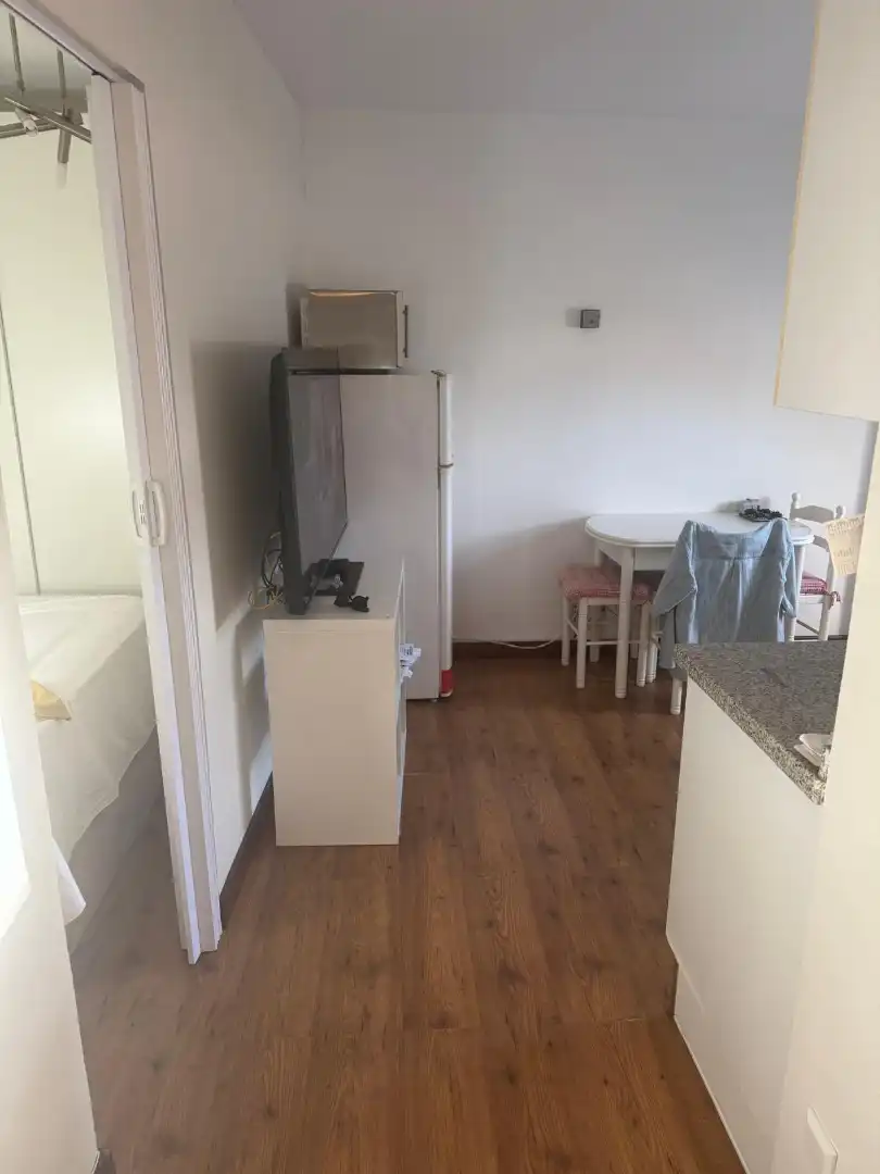 Cocina de Estudio de alquiler en Oviedo  con Calefacción, Parquet y Amueblado