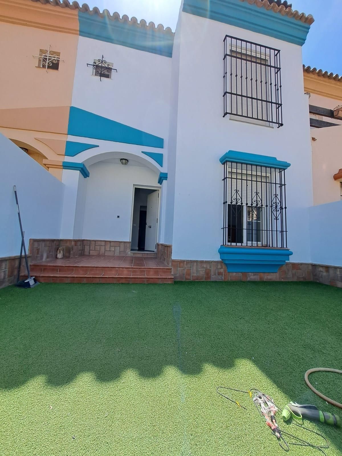 Vista exterior de Casa adosada en venda en La Línea de la Concepción amb Terrassa, Traster i Balcó