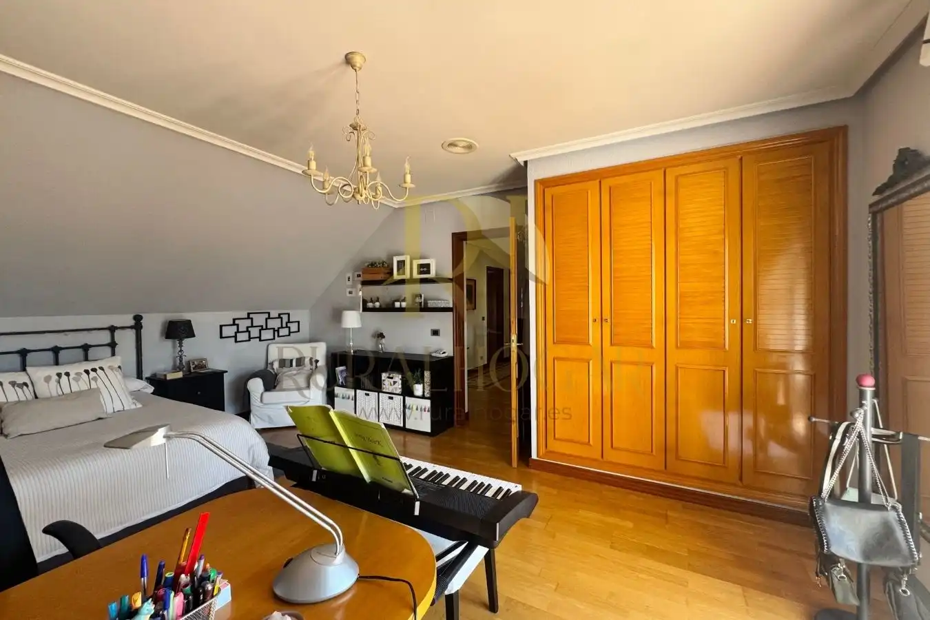 Sala de estar de Casa o chalet en venta en Santovenia de la Valdoncina con Calefacción, Jardín privado y Parquet