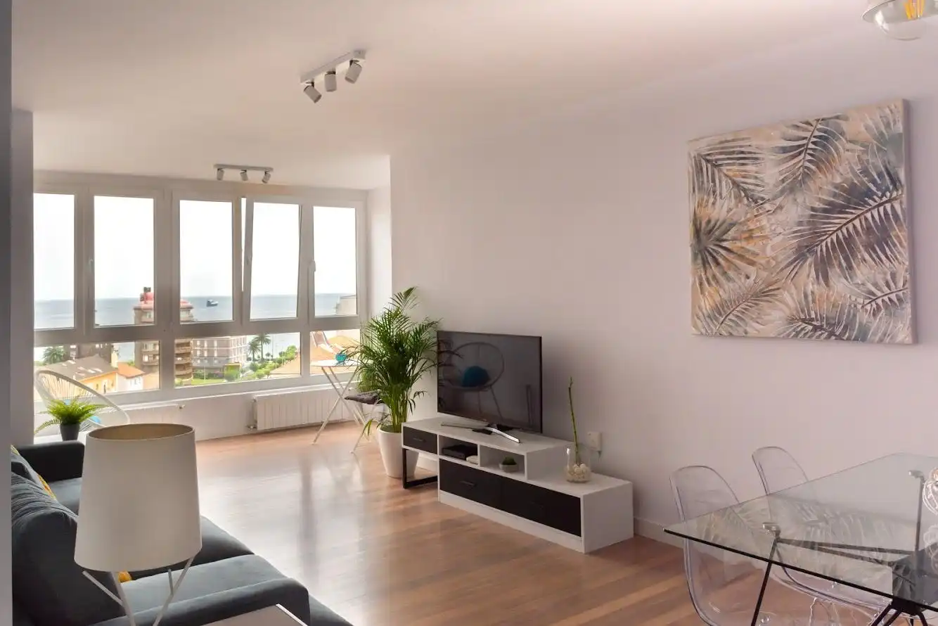 Wohnzimmer von Wohnung zur Miete in Santander mit Heizung und Privatgarten