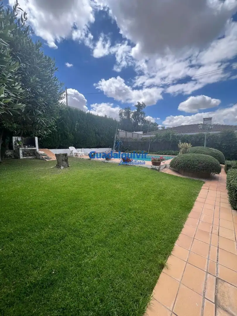 Piscina de Casa o xalet en venda en Dos Hermanas amb Aire condicionat, Jardí privat i Terrassa