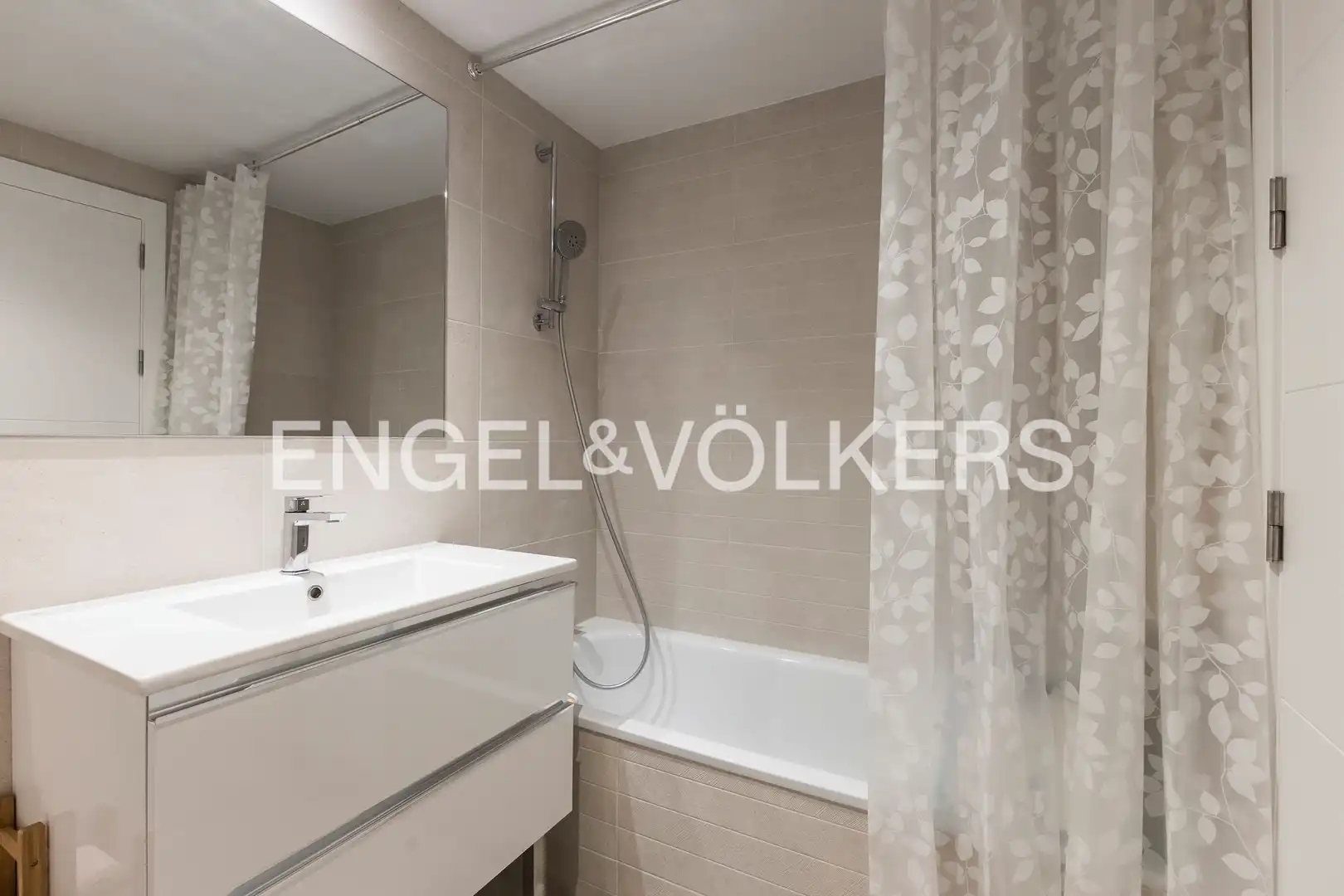 Bathroom of Flat for sale in Madrid  with Air Conditioner, Heating and Terrace