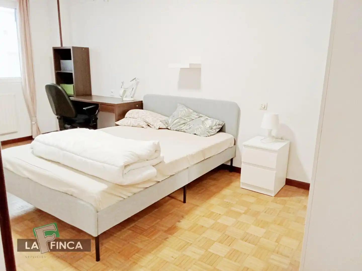 Dormitori de Pis de lloguer en Oviedo  amb Calefacció, Parquet i Terrassa