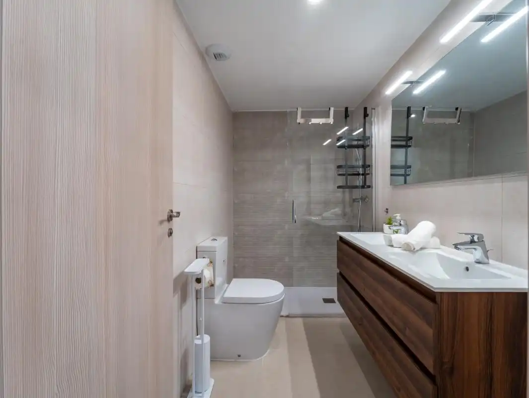 Badezimmer von Wohnung zum Verkauf in Manilva mit Klimaanlage, Heizung und Privatgarten