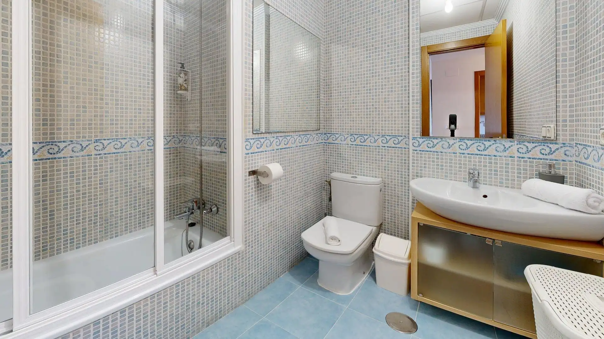Baño de Apartamento de alquiler en Elche / Elx con Aire acondicionado, Calefacción y Jardín privado
