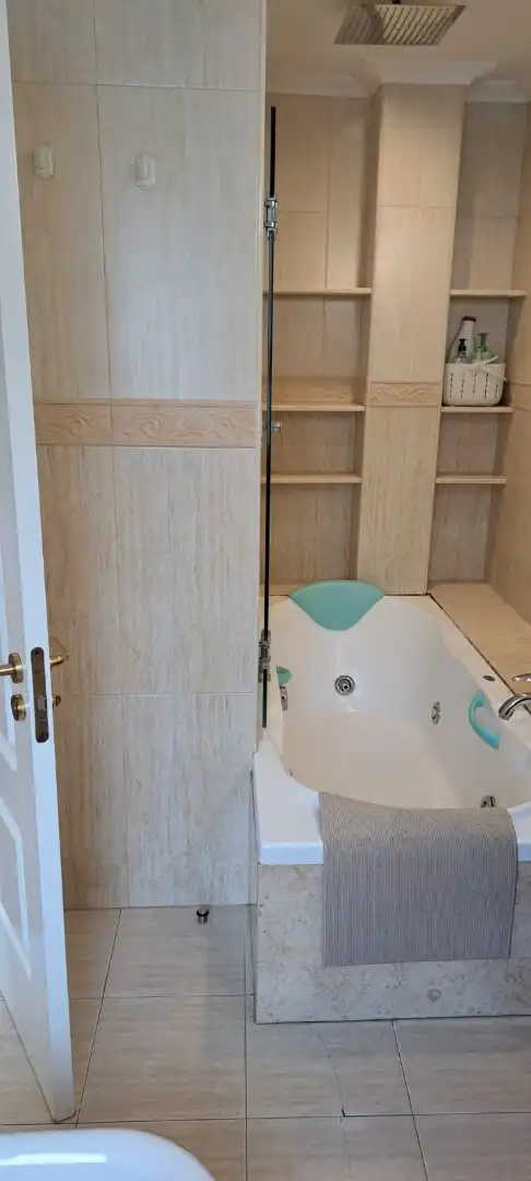 Bany de Pis en venda en Oviedo  amb Calefacció, Parquet i Traster