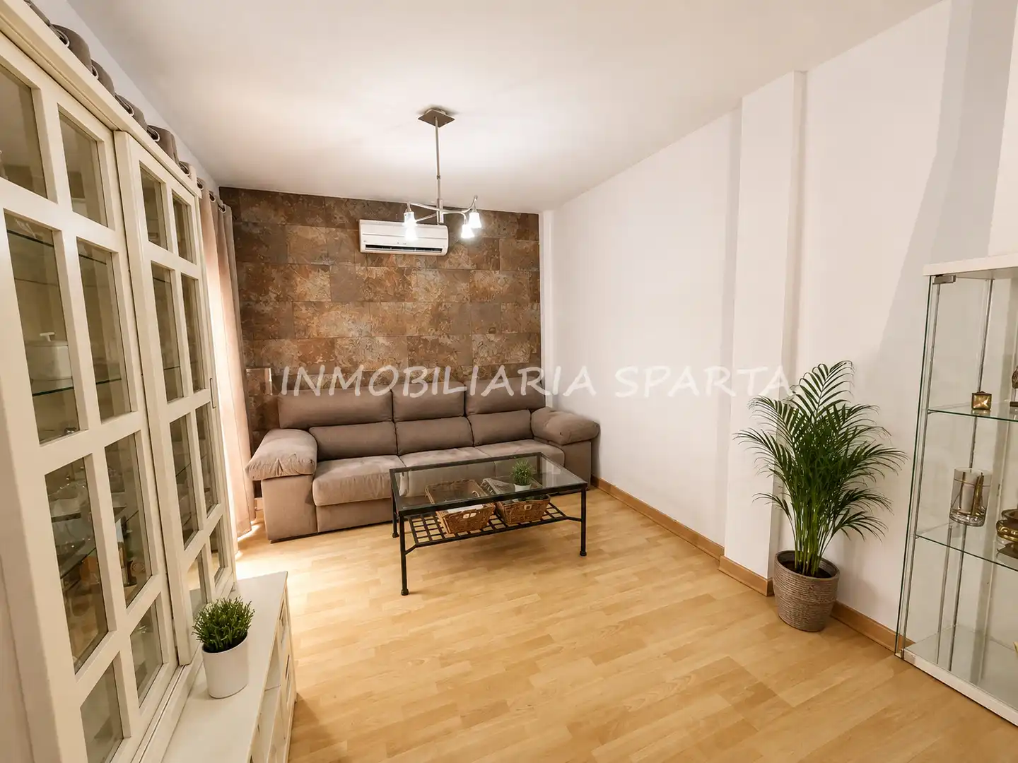 Sala d'estar de Casa adosada en venda en Santiponce amb Aire condicionat, Parquet i Terrassa