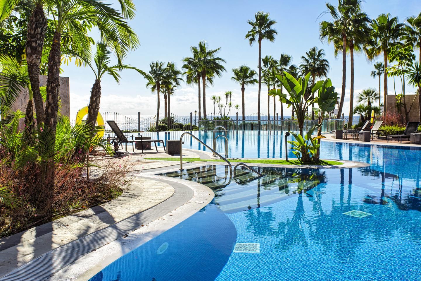 Piscina de Apartament en venda en Estepona amb Aire condicionat, Calefacció i Jardí privat