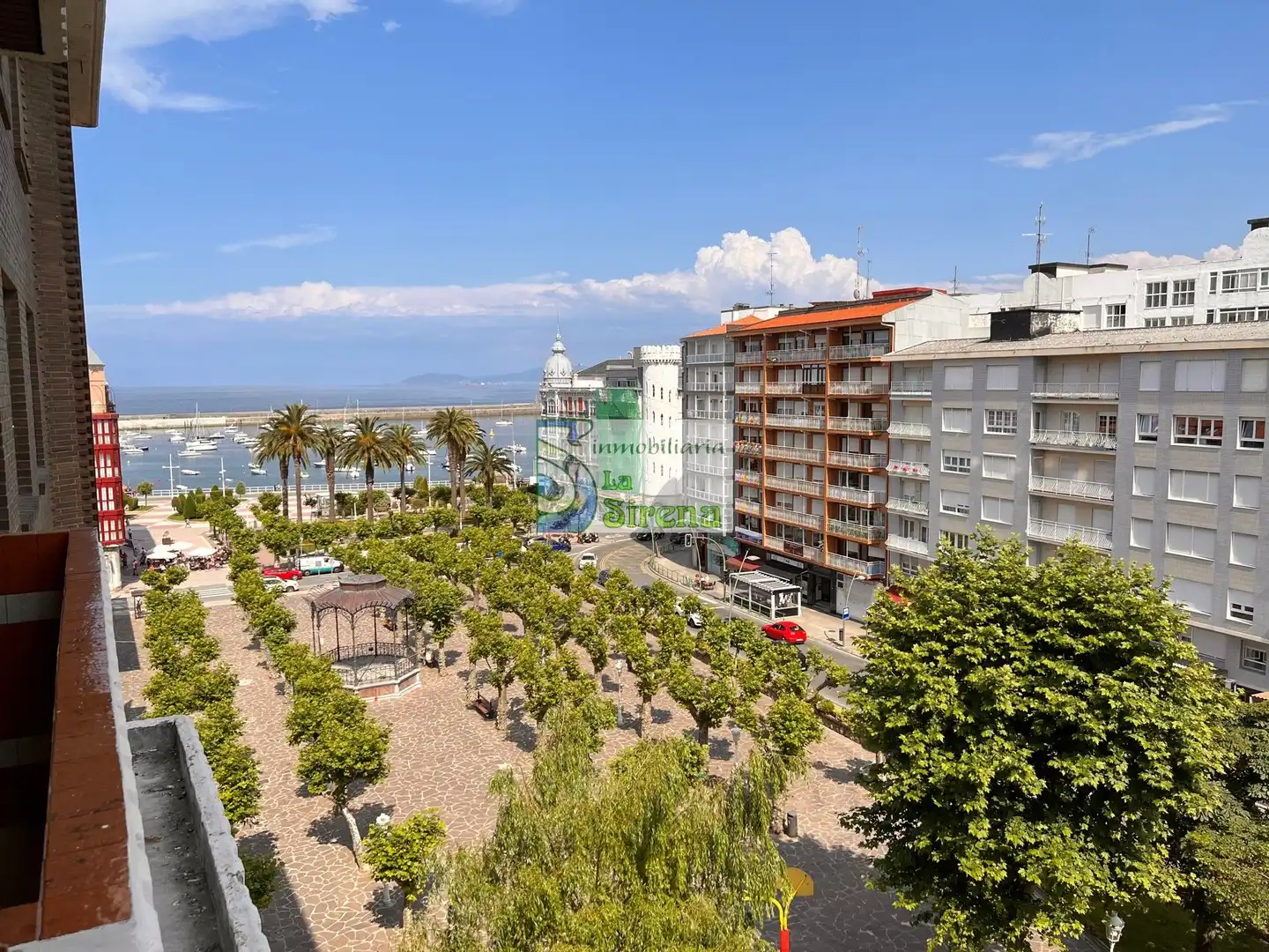 Vista exterior de Piso en venta en Castro-Urdiales con Calefacción, Terraza y Amueblado