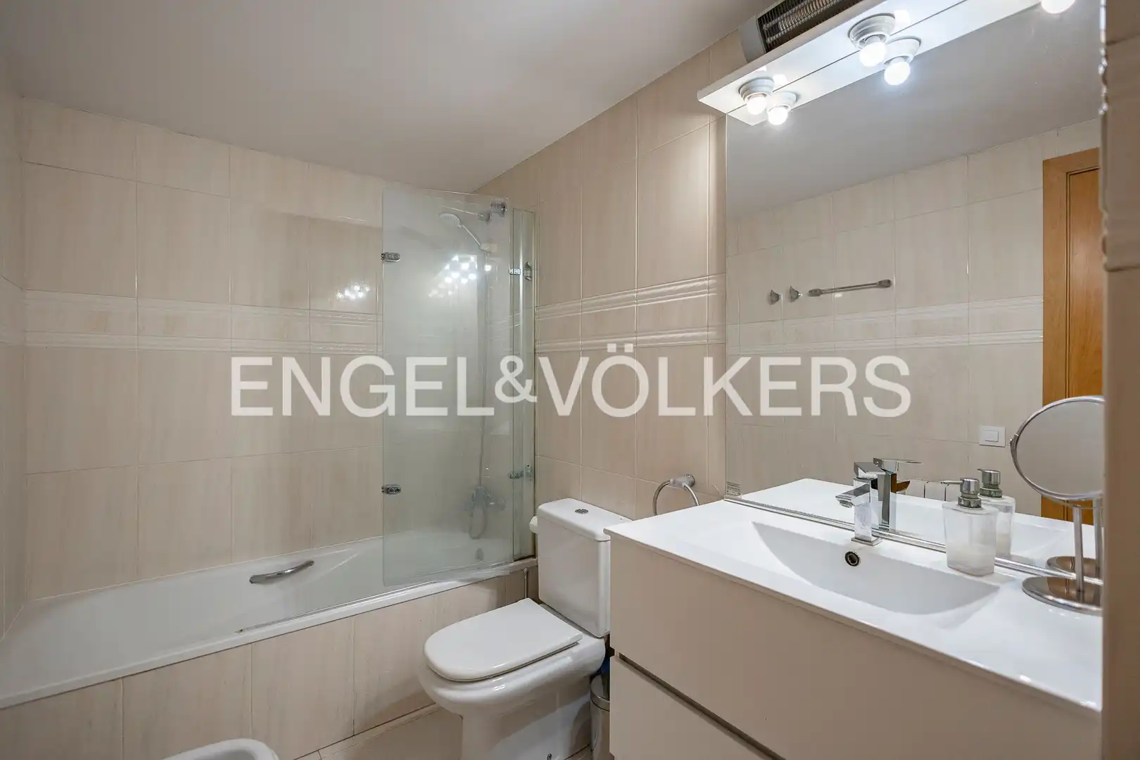 Bathroom of Flat for sale in Sant Joan Despí  with Air Conditioner, Heating and Terrace