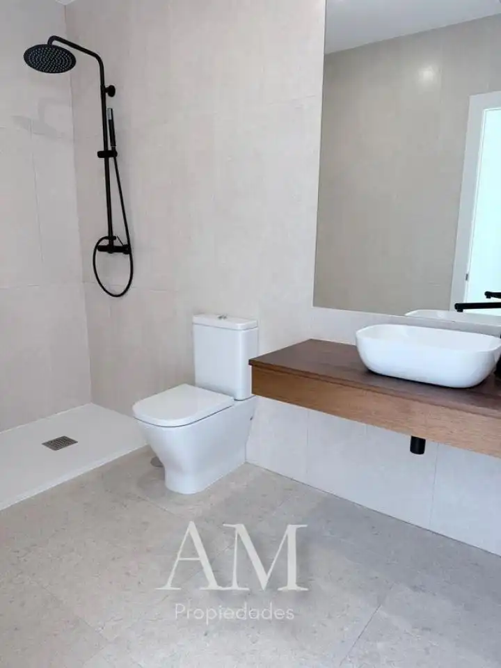Baño de Piso de alquiler en Vigo  con Calefacción, Terraza y Trastero