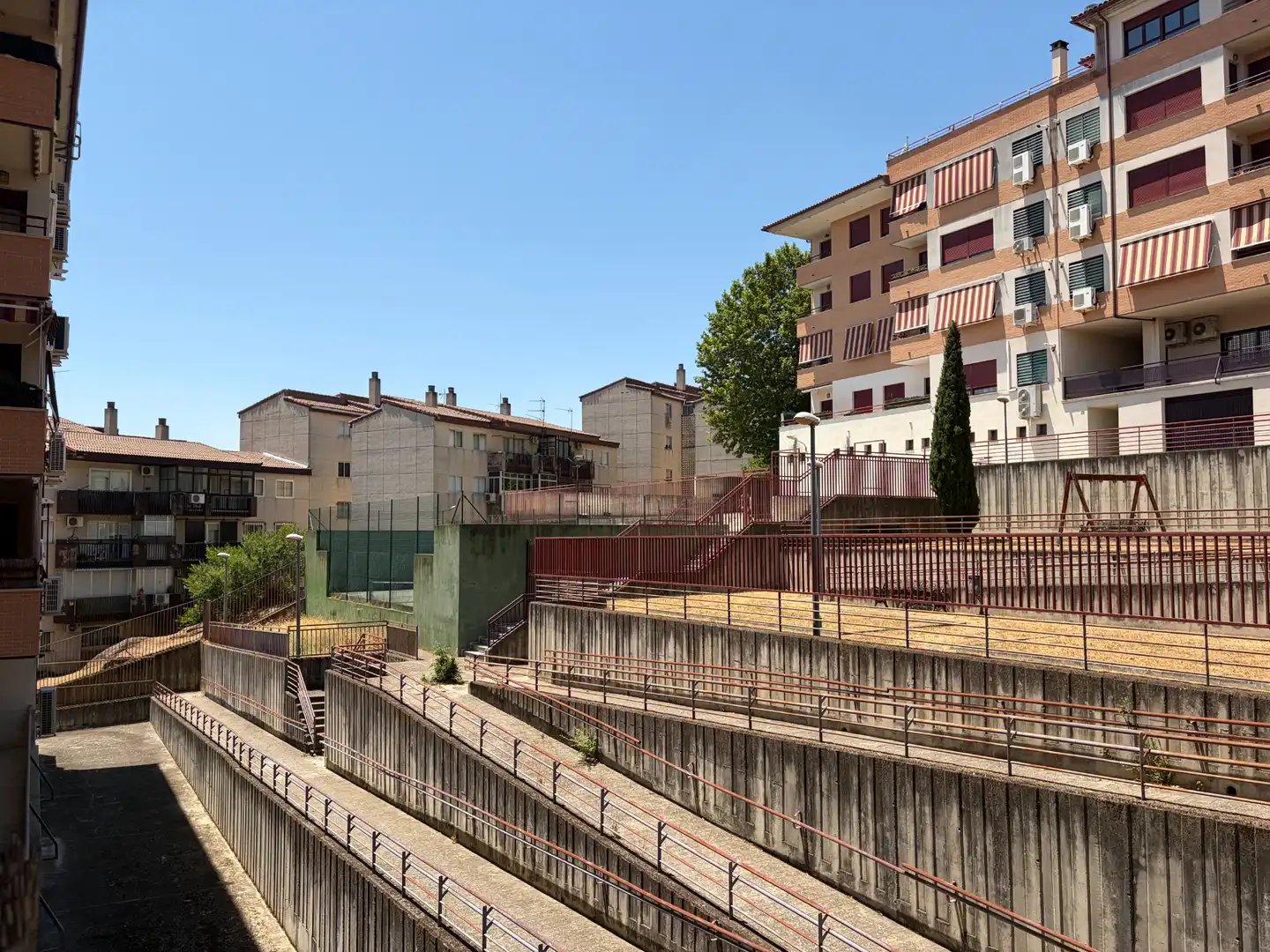 Außenansicht von Wohnung zum Verkauf in Plasencia mit Klimaanlage, Schwimmbad und Balkon