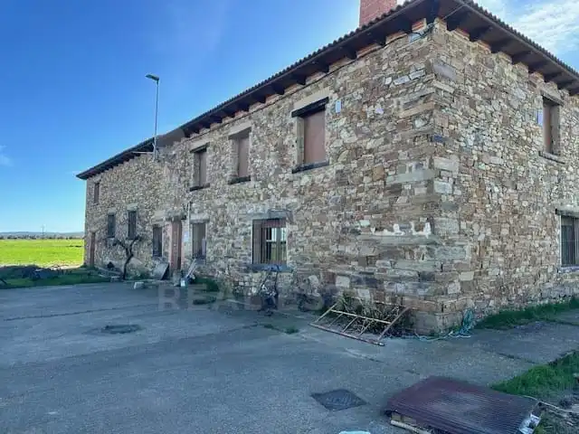 Außenansicht von Haus oder Chalet zum Verkauf in Destriana mit Heizung