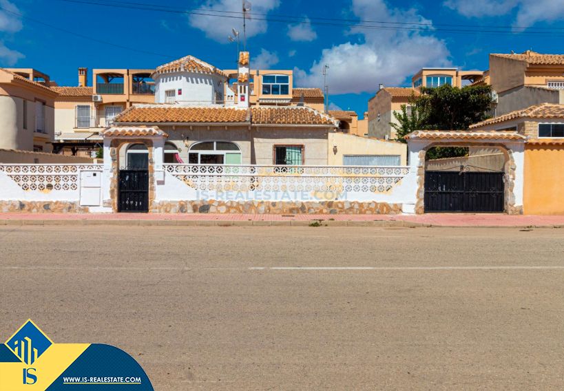Vista exterior de Casa o xalet en venda en Orihuela amb Terrassa, Piscina i Moblat
