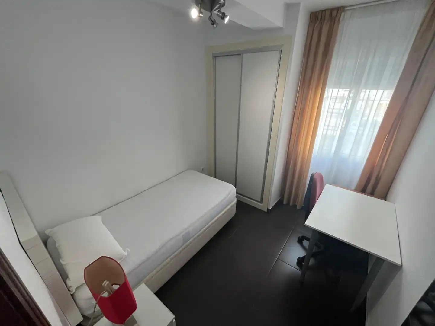 Habitación de Piso en venta en Sevilla con Aire acondicionado, Terraza y Balcón