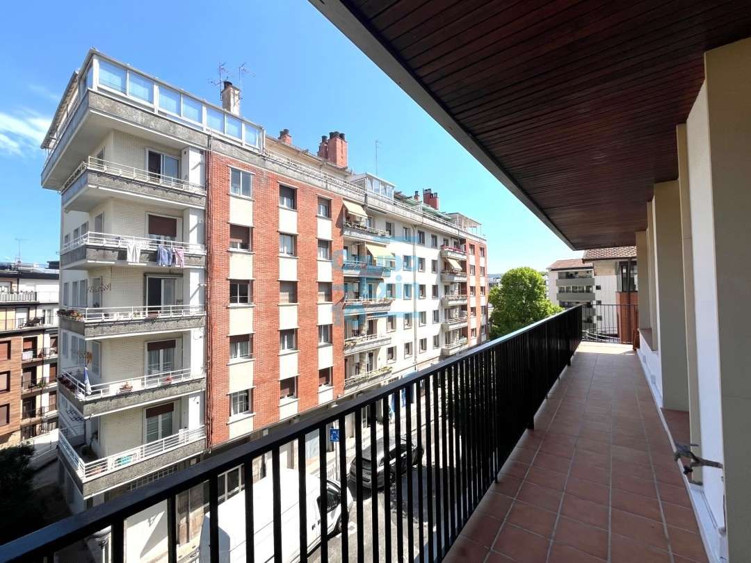 Vista exterior de Pis en venda en Donostia - San Sebastián  amb Calefacció, Terrassa i Balcó