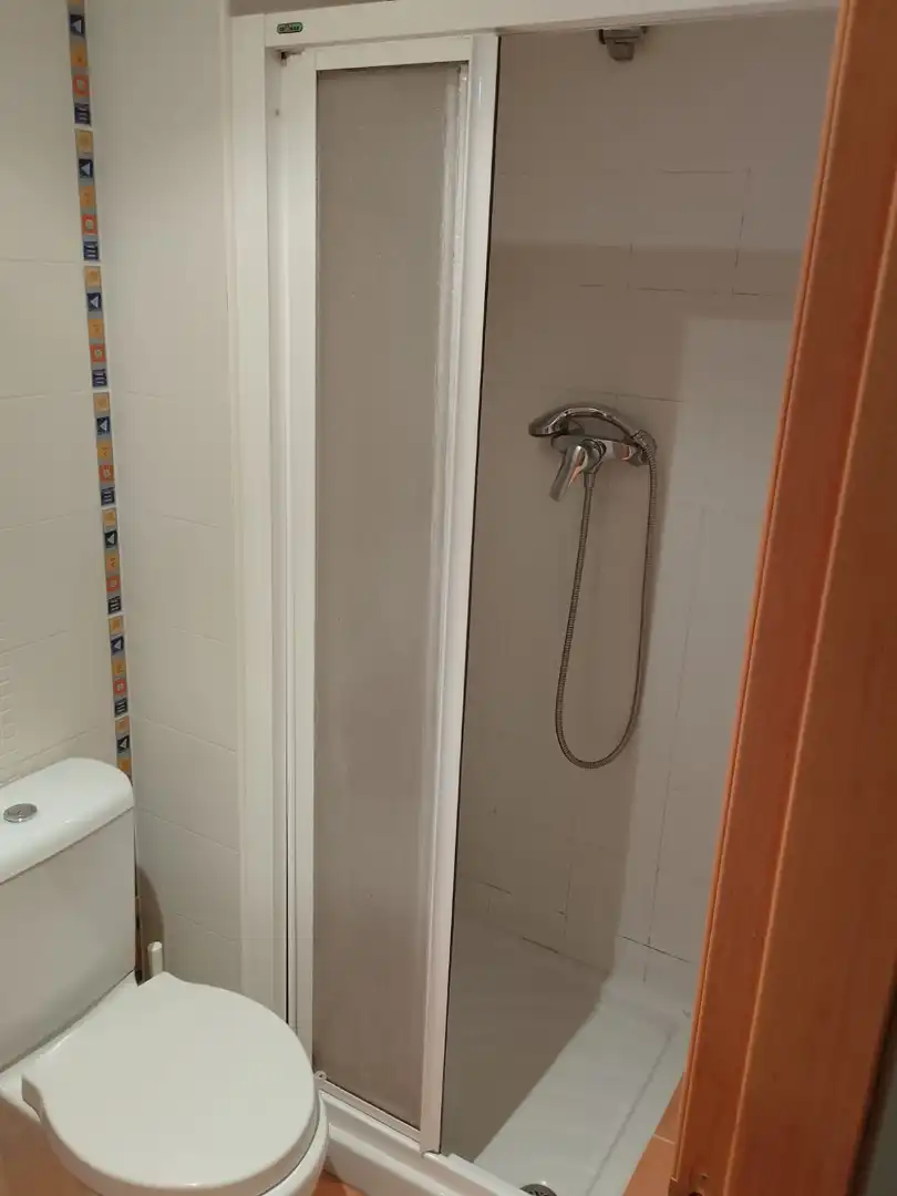 Badezimmer von Wohnungen zur Miete in Oviedo  mit Heizung, Parkett und Möbliert