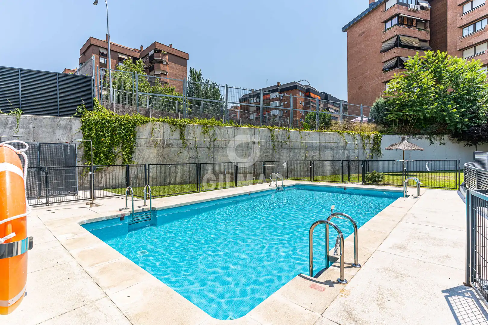 Schwimmbecken von Einfamilien-Reihenhaus zum Verkauf in Madrid mit Heizung, Privatgarten und Schwimmbad