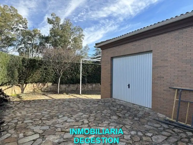 Vista exterior de Casa o xalet en venda en Linares amb Aire condicionat, Calefacció i Jardí privat