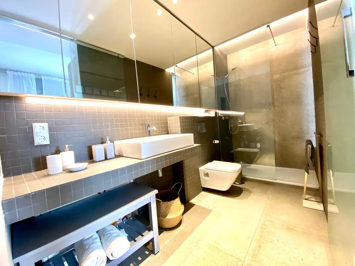 Badezimmer von Wohnung zum Verkauf in Barcelona mit Klimaanlage, Heizung und Parkett