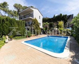 Vista exterior de Casa o xalet en venda en Castellar del Vallès amb Aire condicionat, Calefacció i Jardí privat