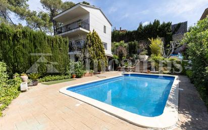 Vista exterior de Casa o xalet en venda en Castellar del Vallès amb Aire condicionat, Calefacció i Jardí privat