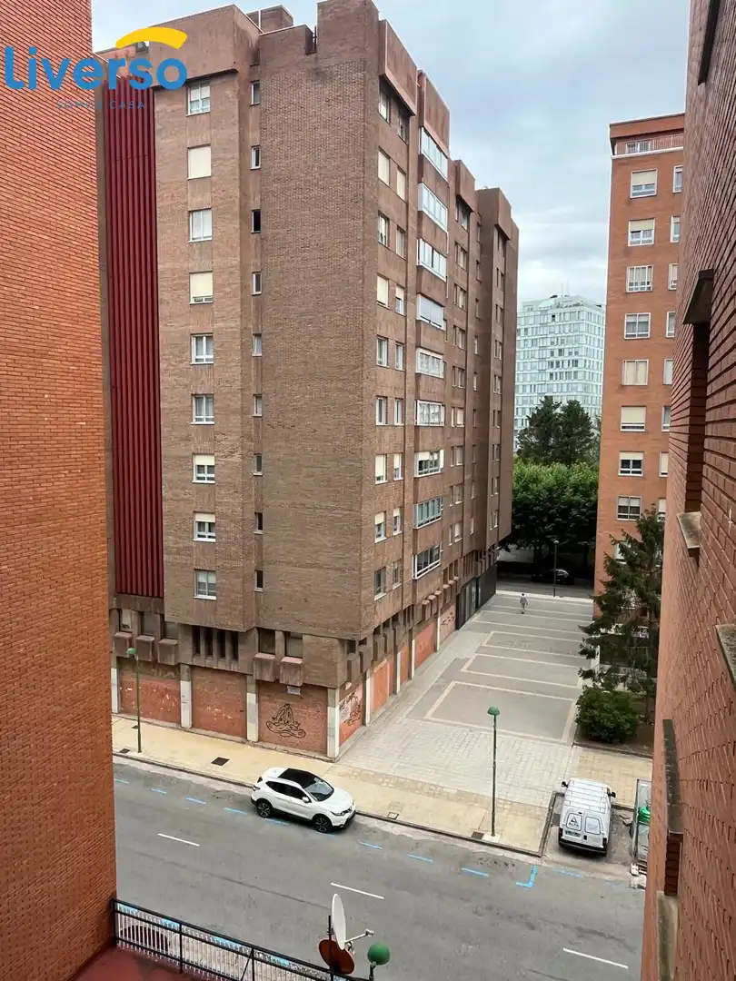 Room in Avenida DEL VENA, Reyes Católicos