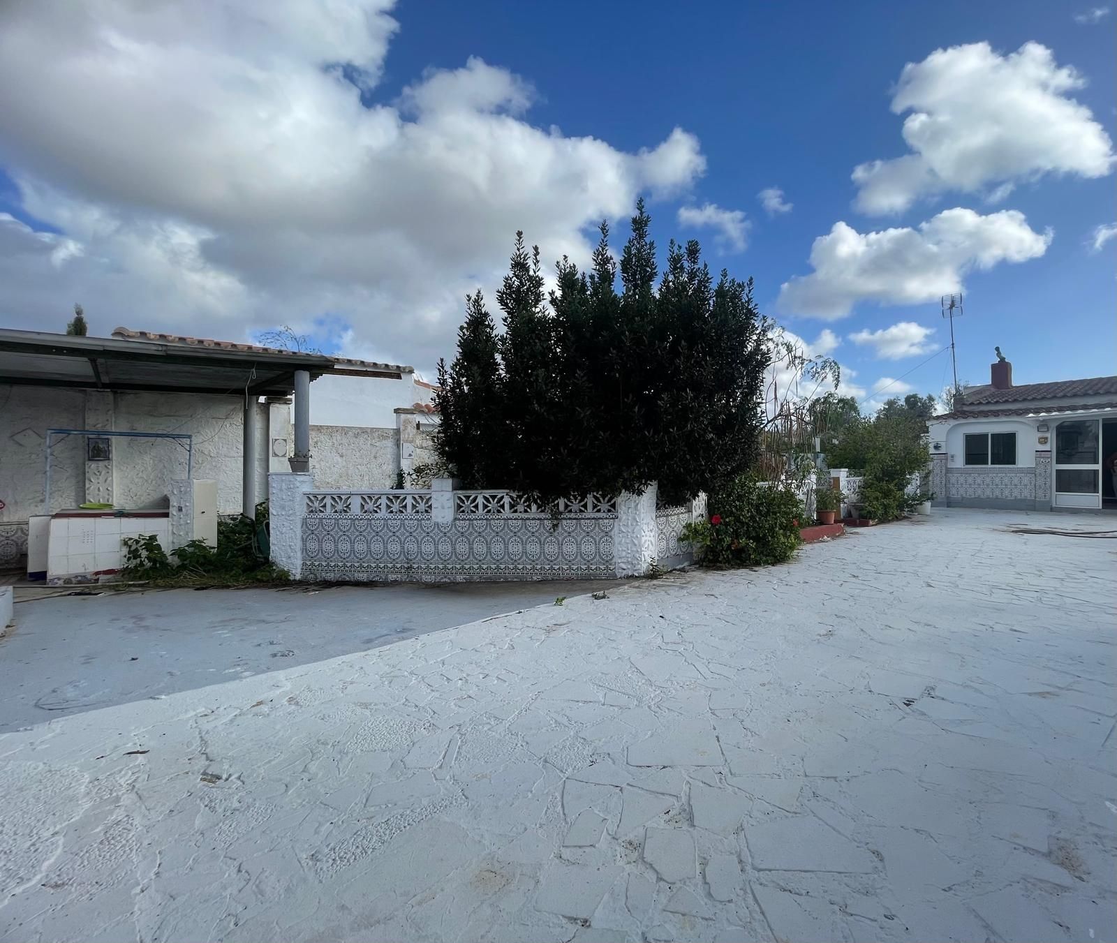 Vista exterior de Casa o xalet en venda en Chiclana de la Frontera amb Jardí privat i Piscina