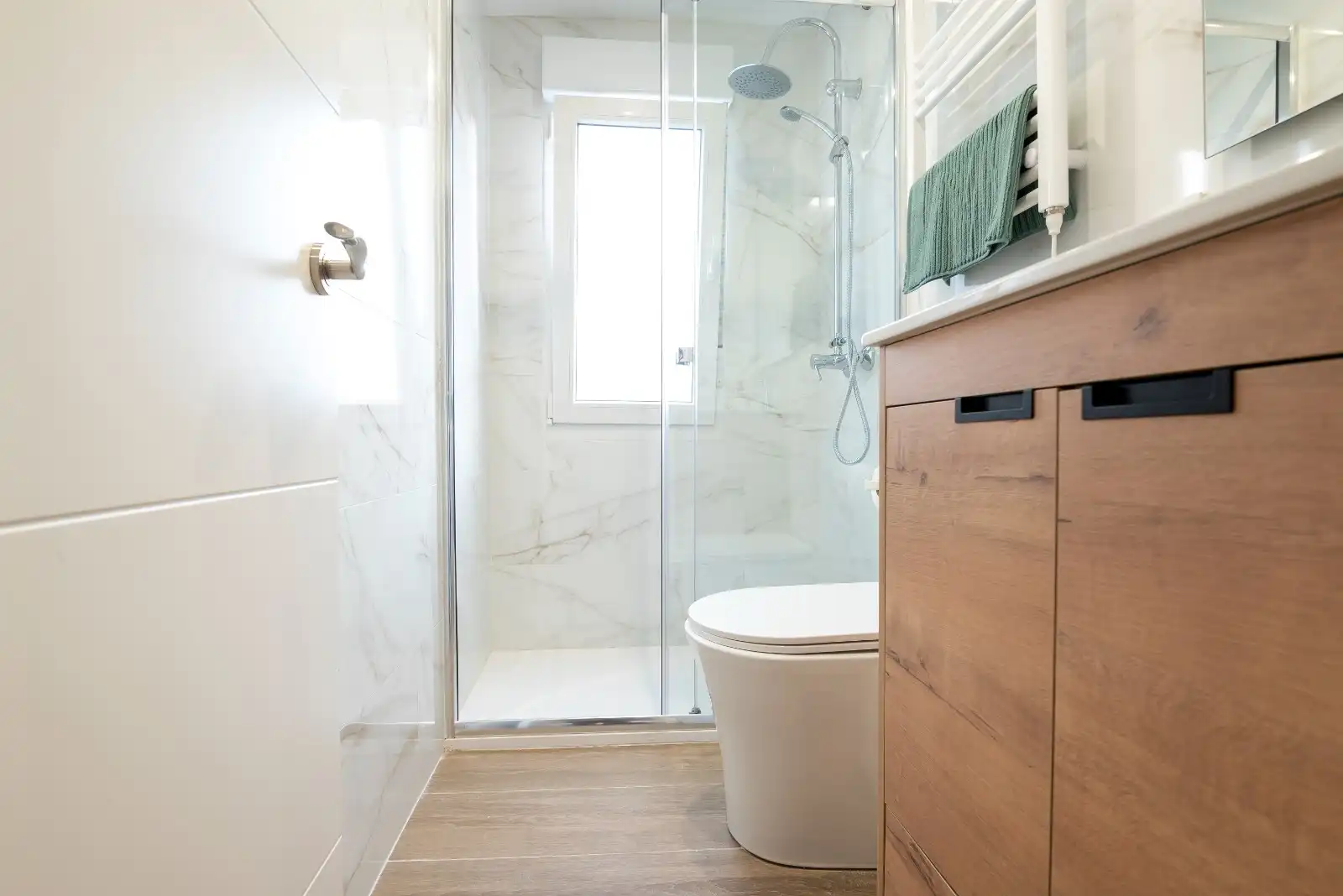Bathroom of Flat for rent in Gijón   with Air Conditioner, Heating and Parquet flooring