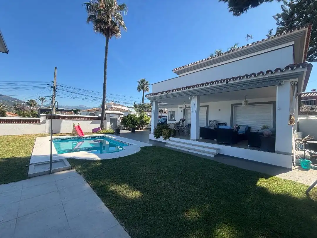 Außenansicht von Haus oder Chalet zum Verkauf in Marbella mit Klimaanlage, Heizung und Privatgarten