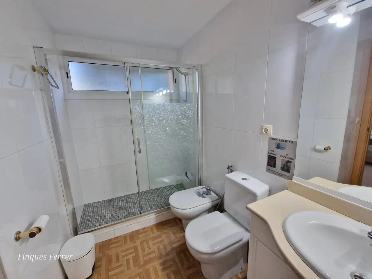 Baño de Piso de alquiler en Cubelles con Aire acondicionado, Calefacción y Jardín privado