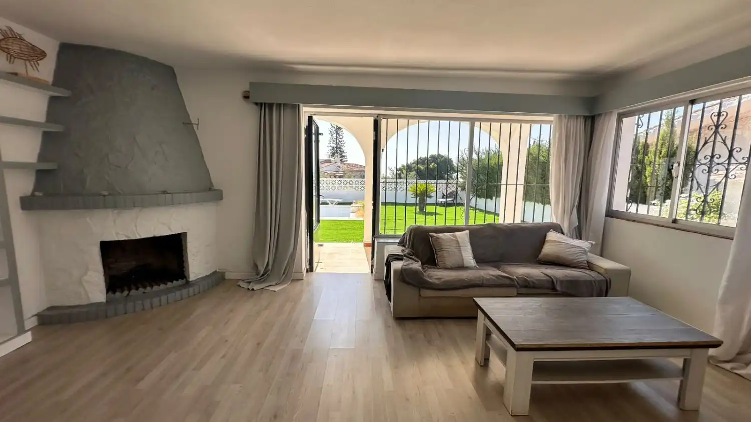 Sala d'estar de Casa o xalet en venda en Benalmádena amb Terrassa