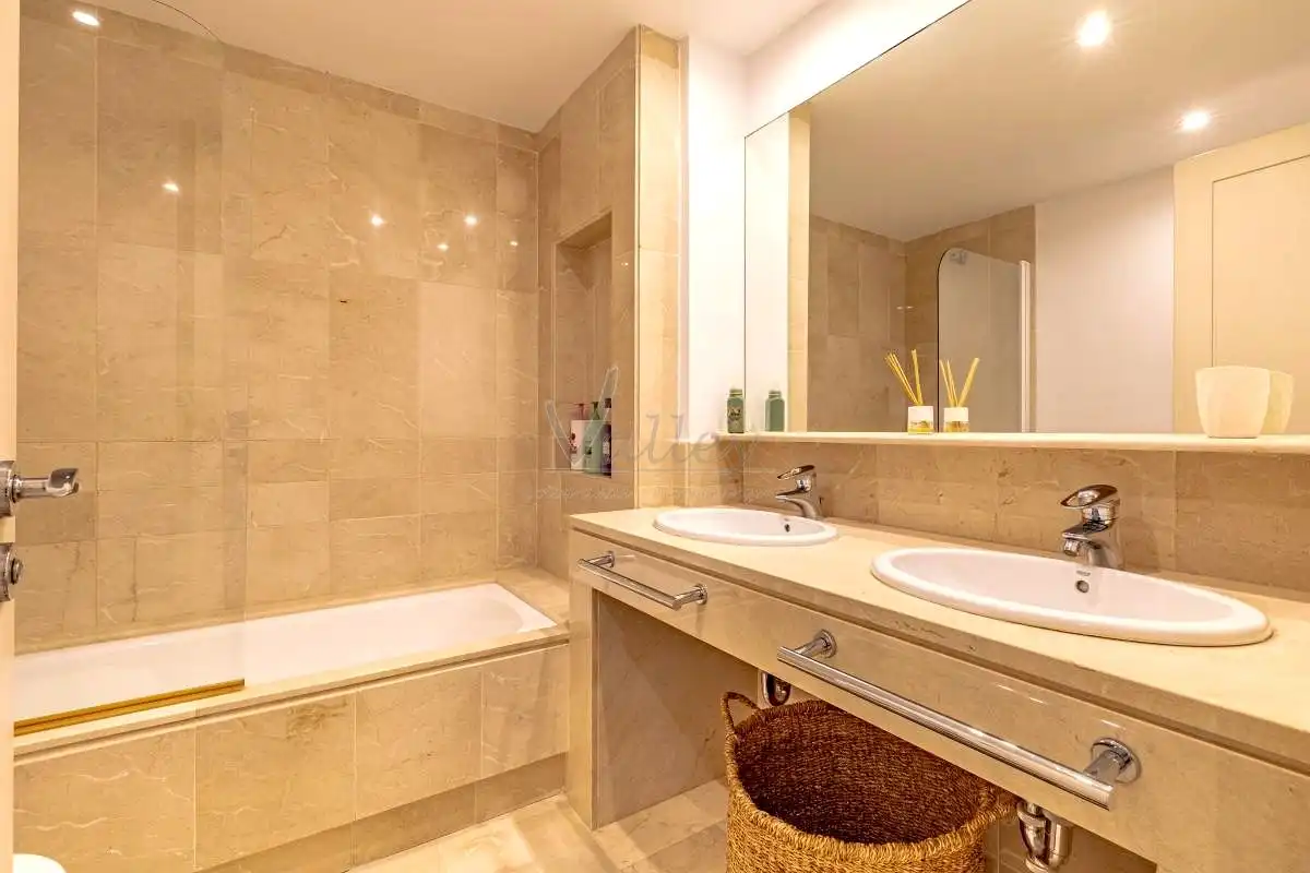 Bathroom of Flat for rent in Sotogrande  with Air Conditioner, Terrace and Furnished