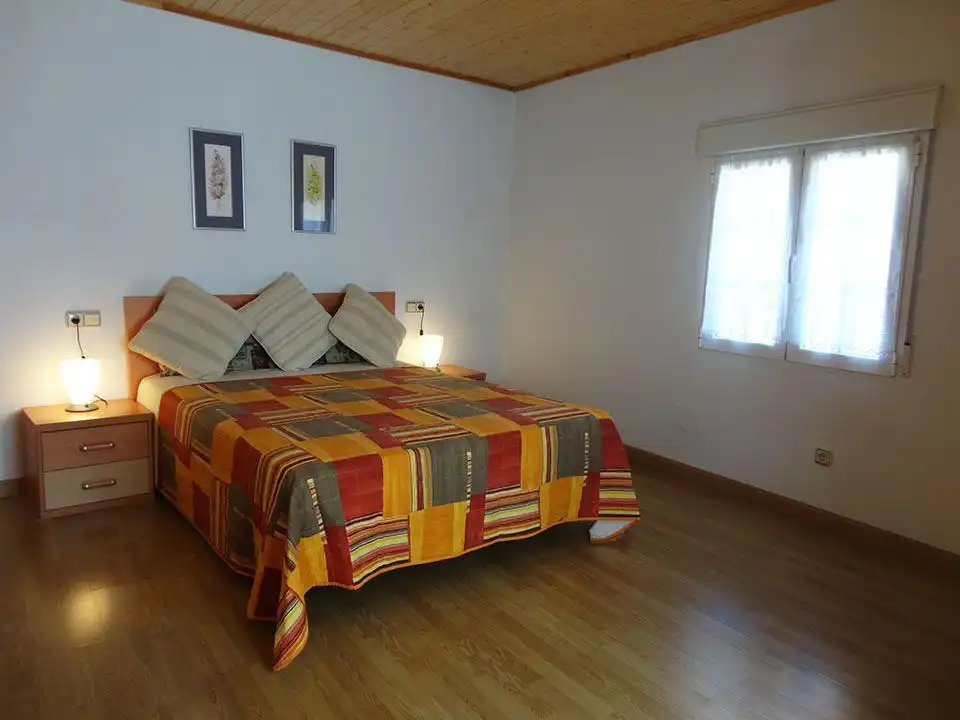 Dormitori de Casa adosada en venda en Espejón amb Jardí privat, Traster i Moblat