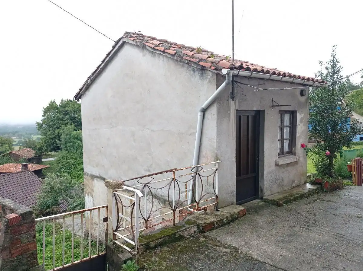 Vista exterior de Casa o xalet en venda en Sariego amb Traster