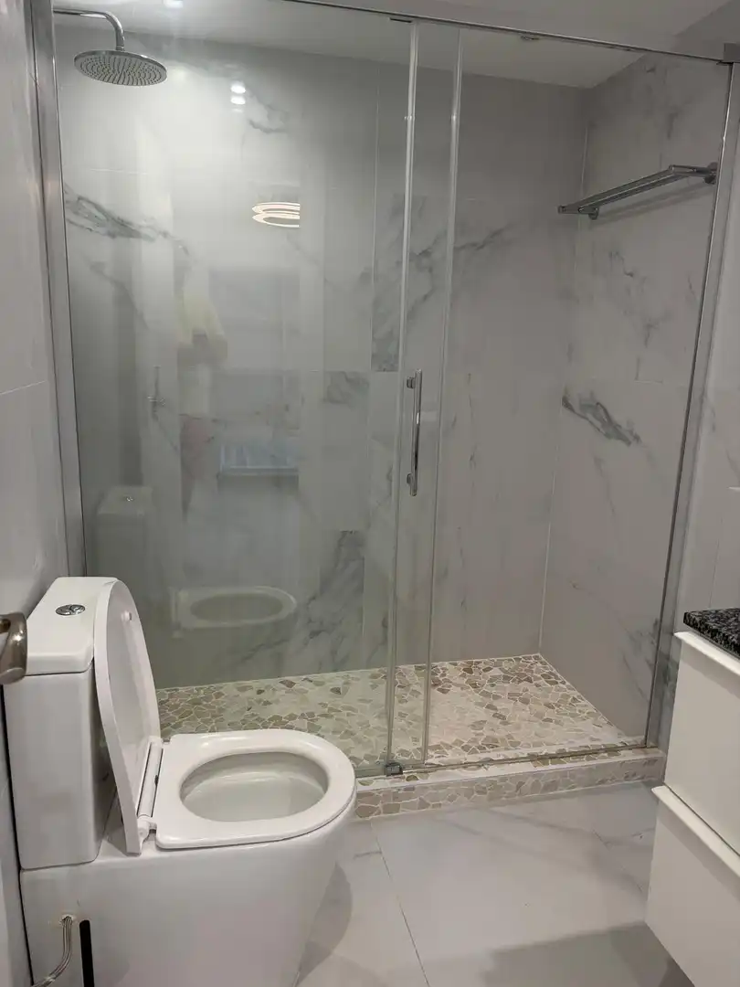 Baño de Apartamento de alquiler en Marbella con Aire acondicionado, Terraza y Piscina