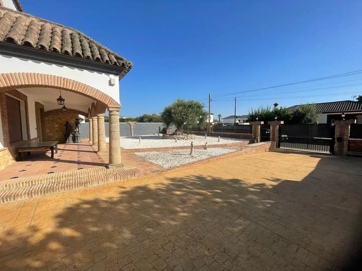 Vista exterior de Casa o xalet en venda en Arcos de la Frontera amb Aire condicionat, Jardí privat i Terrassa