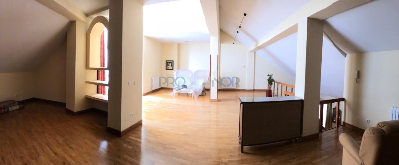 Sala d'estar de Dúplex en venda en León Capital  amb Calefacció