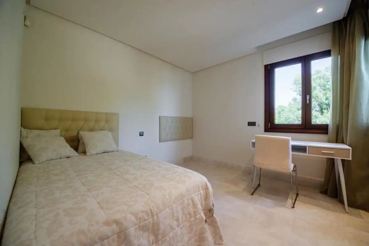Dormitori de Pis en venda en Estepona amb Aire condicionat, Terrassa i Moblat