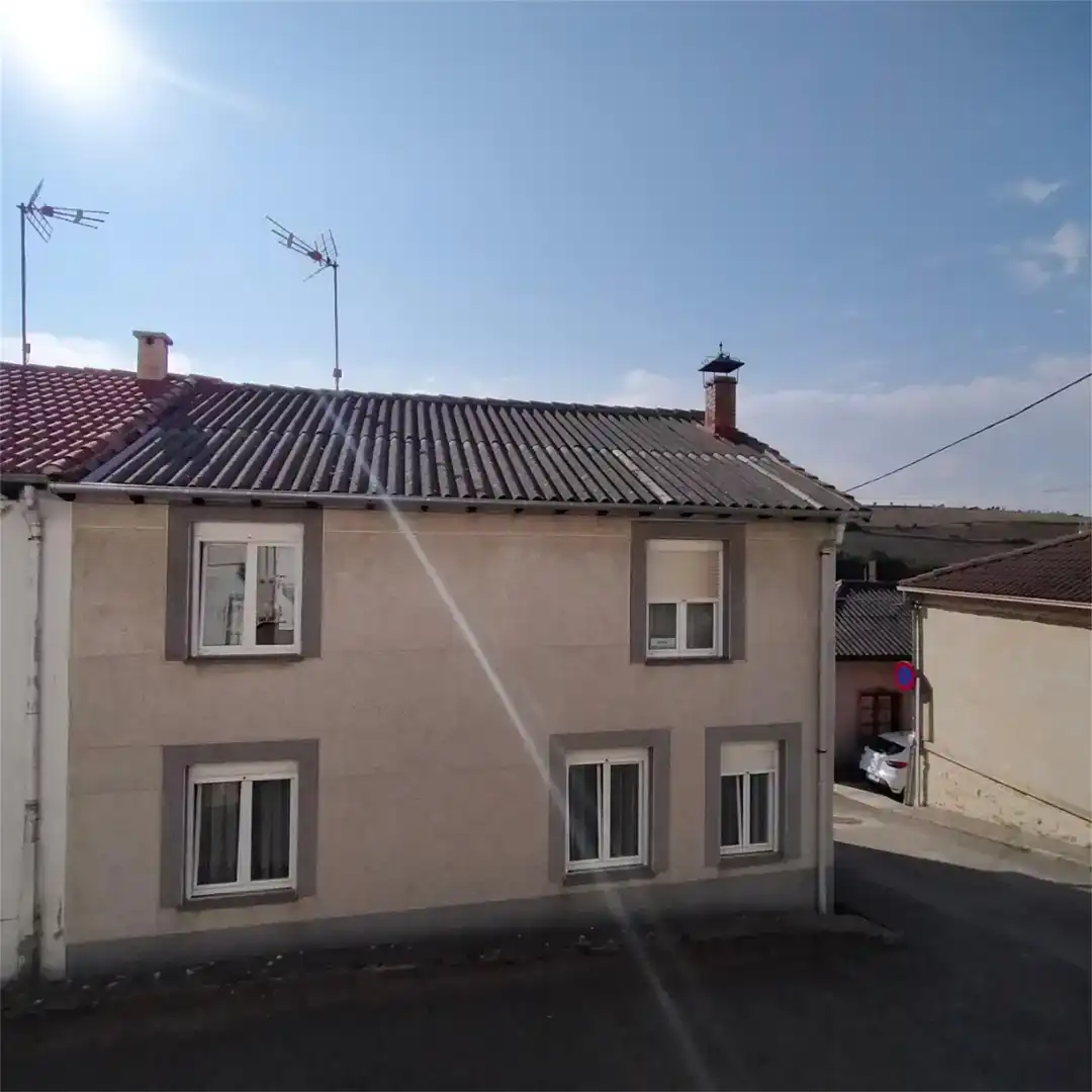 Vista exterior de Casa adosada en venda en Valdeolea amb Rentadora i TV