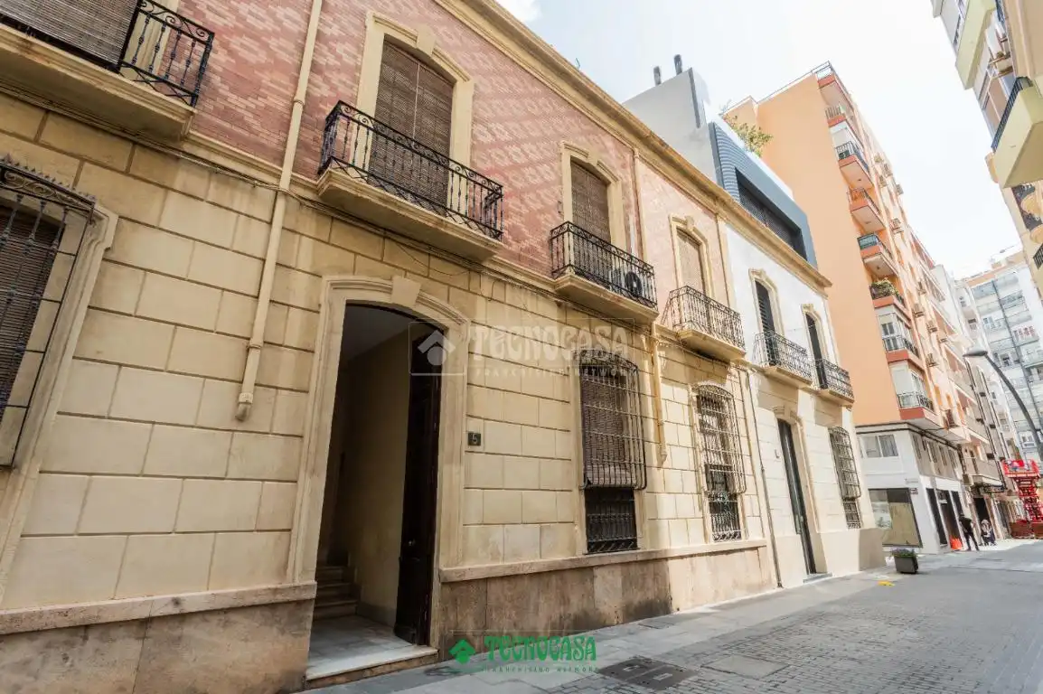Vista exterior de Casa adosada en venta en Almería con Calefacción y Balcón