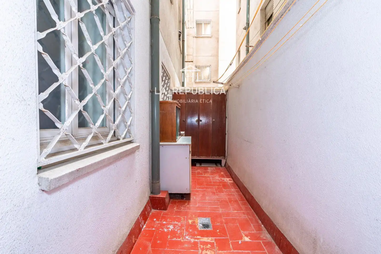 Vista exterior de Piso en venta en Barcelona con Calefacción, Terraza y Horno